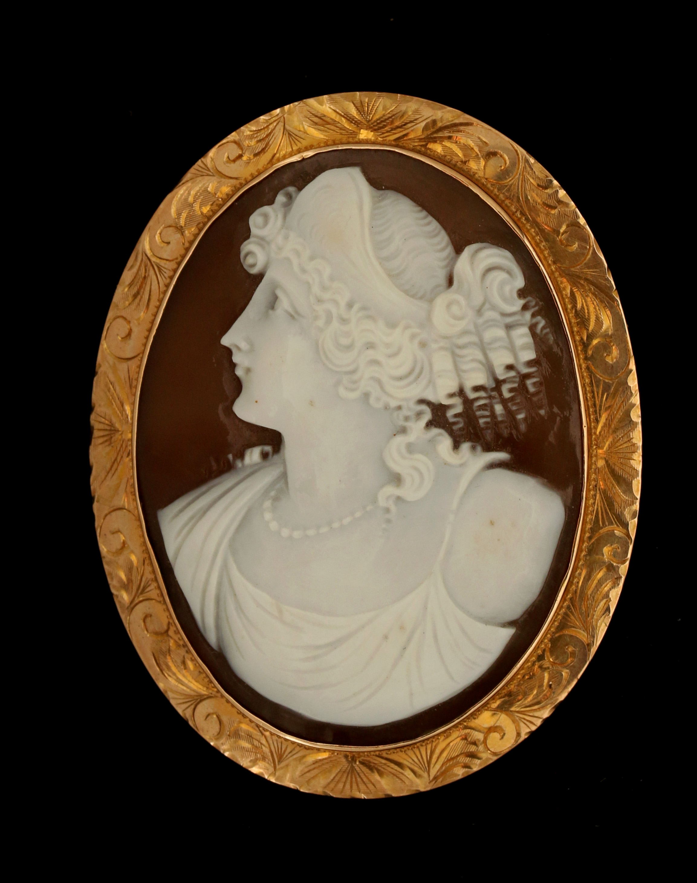 A LARGE ANTIQUE CARVED SHELL CAMEO BROOCH